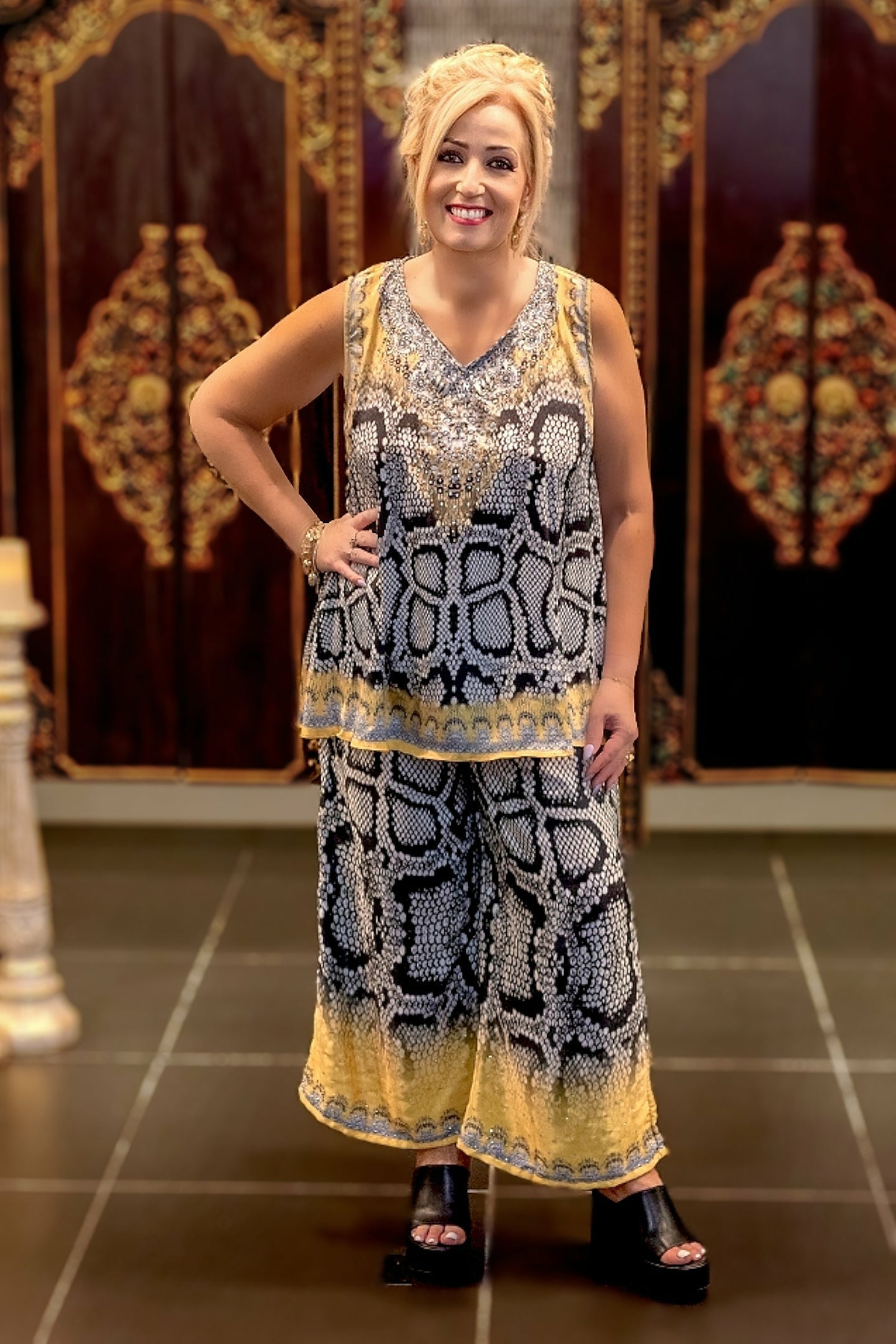 V-NECK SLEEVELESS TOP henleycollections